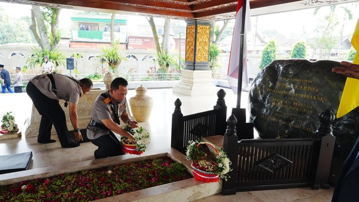 Kapolri Ziarah ke Makam Bung Karno di Blitar, Doa hingga Tabur Bunga