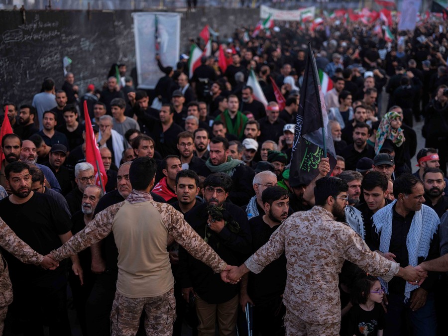 Warga Iran Tetap Ramai Hadiri Pemakaman Khamenei Saat Cuaca Super Panas