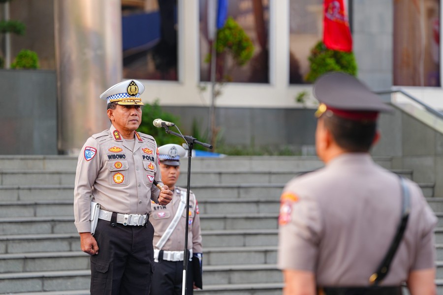 Jakarta - Kepala Korps Lalu Lintas (Kakorlantas) Polri Irjen Pol. Wibowo memimpin langsung upacara pelantikan dan serah terima jabatan (sertijab) sejumlah Pejabat Utama (PJU) di lingkungan Korlantas Polri. Prosesi yang berlangsung khidmat ini digelar di Lapangan NTMC Korlantas Polri.