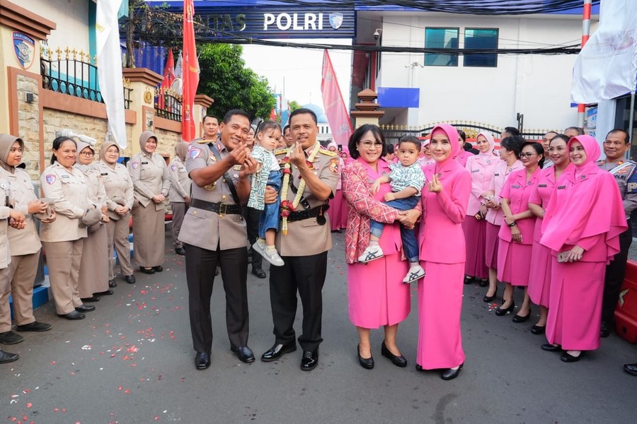 Momen Hangat Sertijab Kakorlantas, Irjen Agus Dijemput 2 Cucu