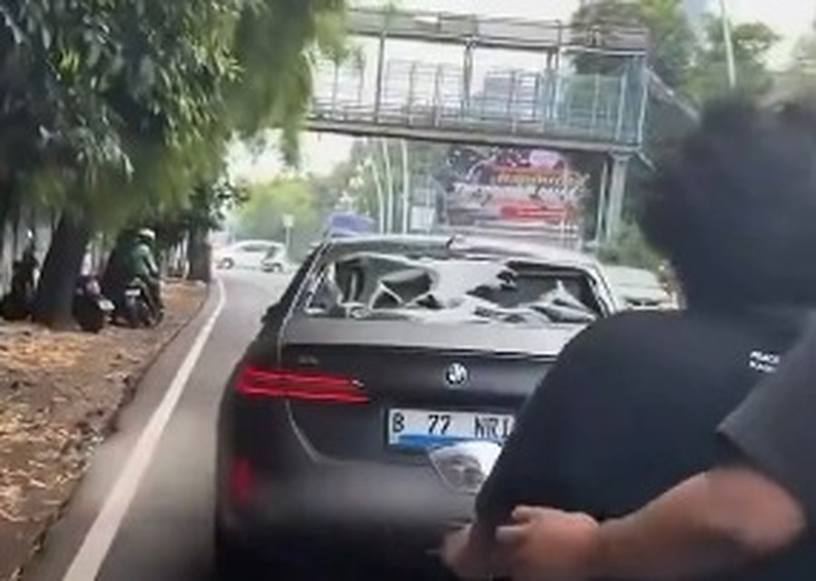 3 Fakta BMW Listrik Tabrak Pemotor hingga Diamuk Massa di Jakbar