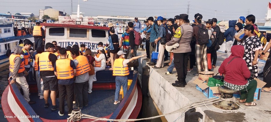 Petugas kepolisian meningkatkan intensitas pengamanan dan pelayanan terhadap wisatawan yang hendak menyeberang dari Derm