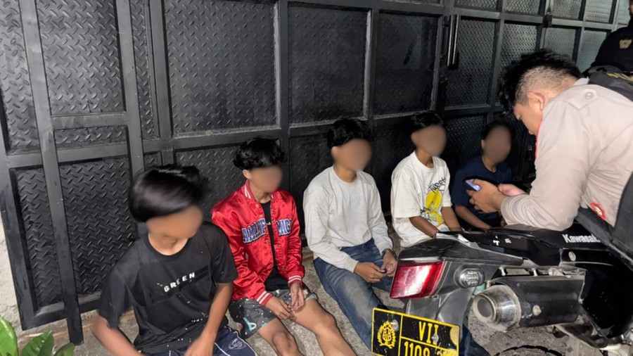 Brimob Polda Metro Bubarkan Kelompok Pemuda Bawa Sajam Hendak Tawuran