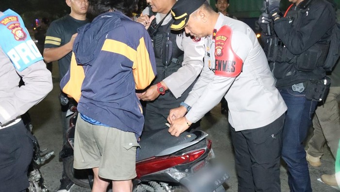 Polisi Amankan 2 Remaja Bawa Tembakau Sinte Saat Patroli di Jakbar