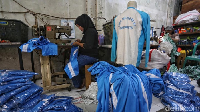Potret Konveksi Sibuk Penuhi Permintaan Seragam Jelang Tahun Ajaran Baru