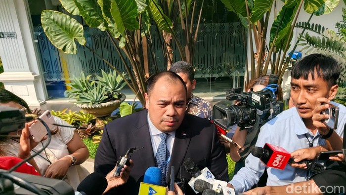 Pantauan Beritatercepat.com, Jakarta - Jajaran direksi dan komisaris bank Badan Usaha Milik Negara (BUMN) yang tergabung dalam Himpunan Bank Milik Negara (Himbara) mendatangi Istana Kepresidenan, Jakarta Pusat, pada Kamis (18/6/2026) siang. Kedatangan mereka bertepatan dengan momen Bank Indonesia (BI) mengumumkan kenaikan suku bunga acuan atau BI Rate.