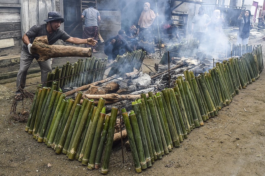 Meriahnya Tradisi Balema, Gotong Royong Memasak Lemang Massal Warga Kerinci