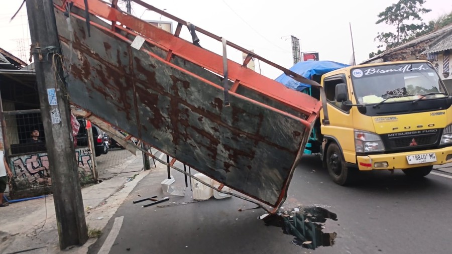 Bak Truk Nyangkut Kabel Listrik di Ciputat, Lalu Lintas Macet Parah