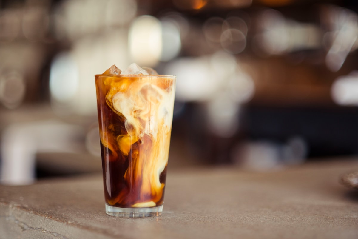Cold Brew vs Iced Coffee: Perbedaan, Cara Membuat, dan Pilihan Terbaik untuk Kopi Dingin Anda