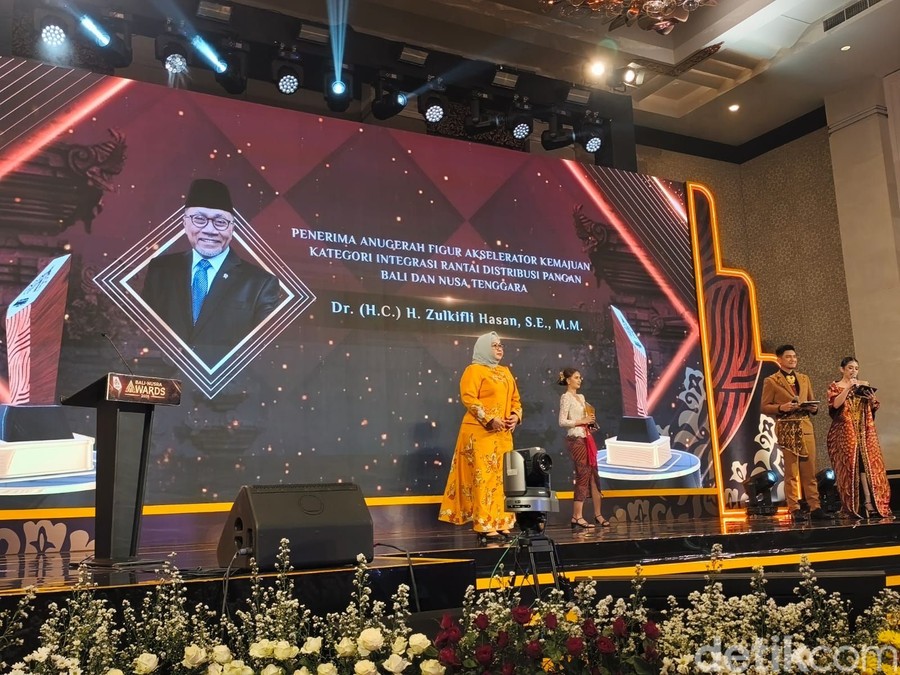 Zulhas Raih Penghargaan Tokoh Integrasi Pangan Bali-Nusra di Beritatercepat.com Awards 2026