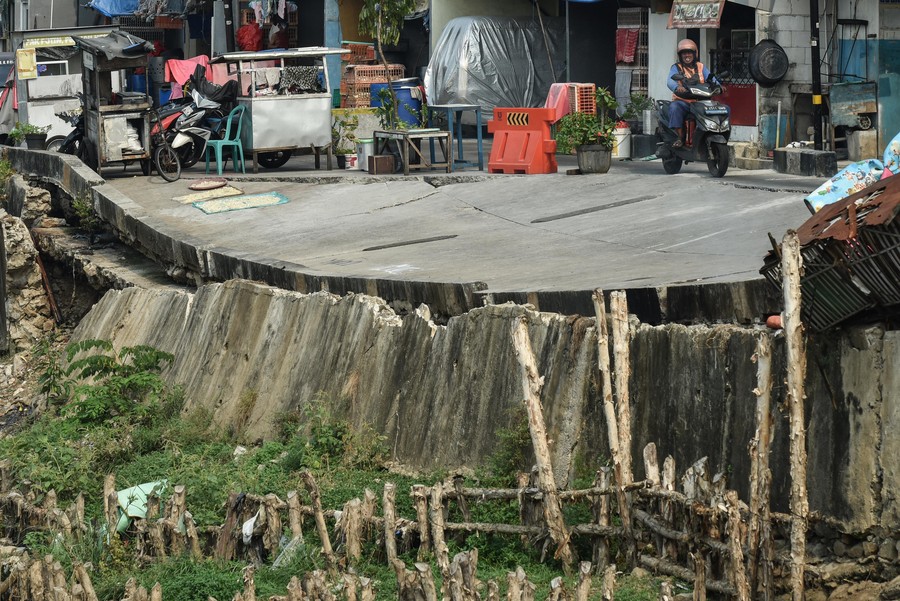 Sudah 5 Bulan, Jalan Ambles di Pulo Gadung Belum Juga Diperbaiki