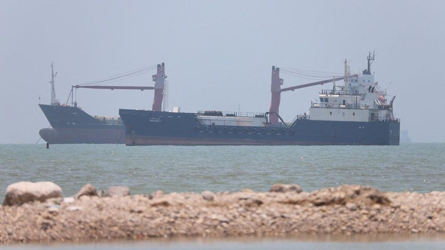 AS Luncurkan Serangan Balasan di Selat Hormuz, Ledakan Guncang Pelabuhan Strategis