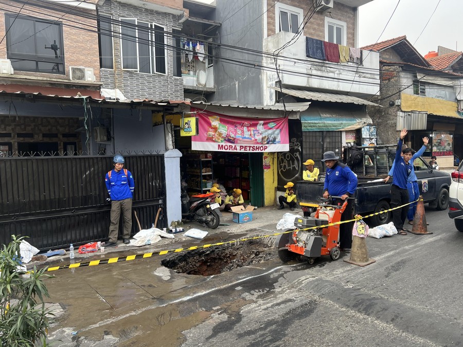 Viral Jalan Assirot di Jakarta Barat Amblas, Lubang Menganga Cukup Dalam