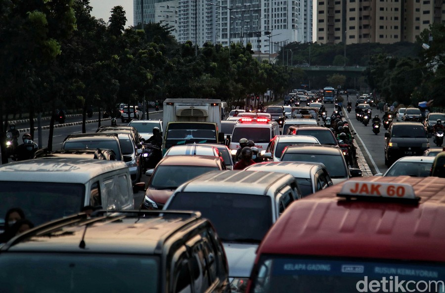 Kasih Jalan Ambulans di Lampu Merah, Apakah Kena ETLE?