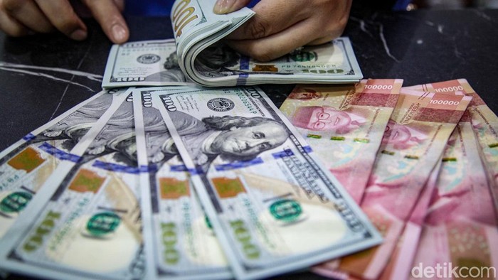 2 Pemicu Rupiah Gencet Dolar AS ke Rp 17.700-an