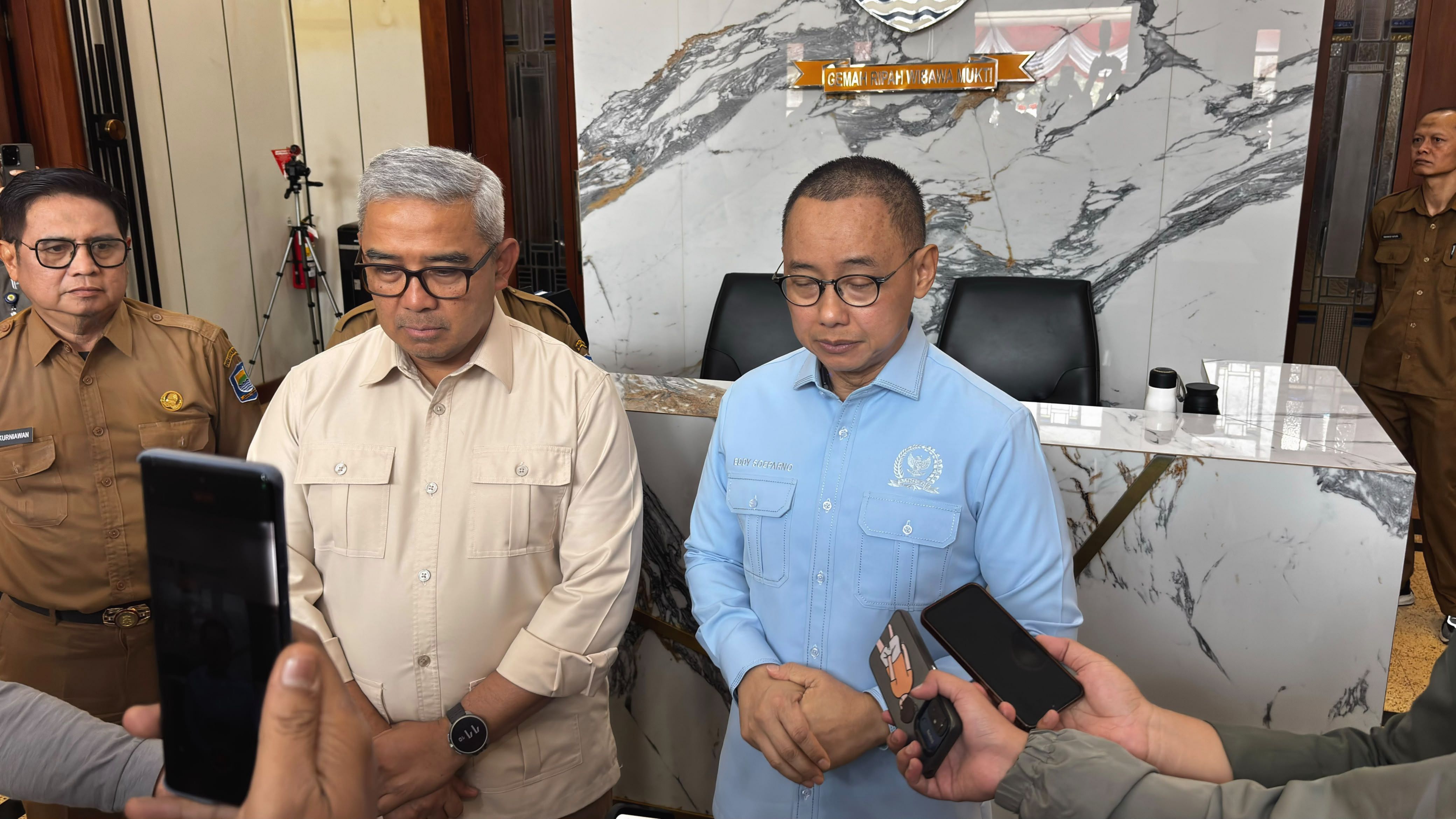 Beritatercepat.com , BANDUNG — Penebangan sejumlah pohon di kawasan Jalan LLRE Martadinata,