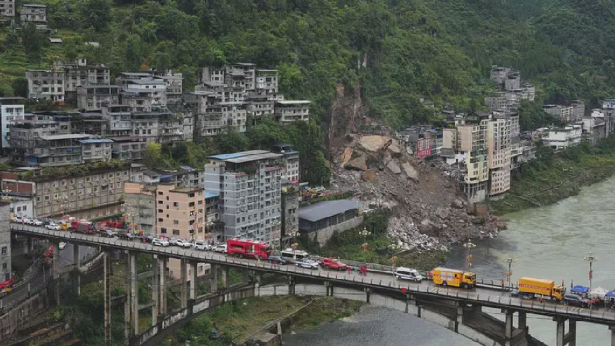 Longsor Tebing Bukit Timbun Permukiman di Chongqing