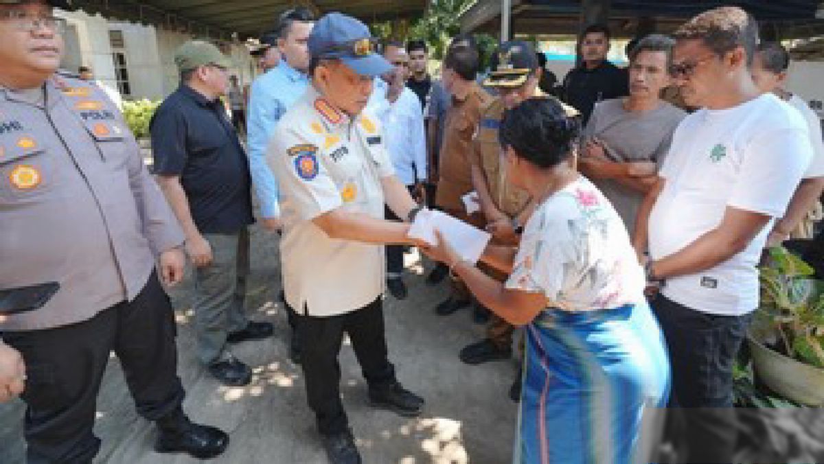 ENDE — Mendagri Tito Salurkan Santunan Rp15 Juta ke Korban Gempa