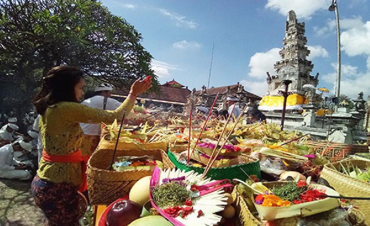 Bali — Umat Hindu Gelar Upacara Piodalan Buda Umanis Tambir