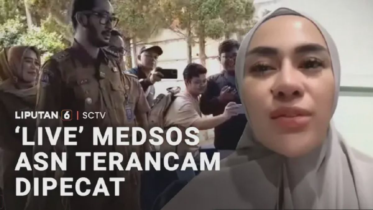 Diam di kursi kerja, tangan asyik menggeser layar ponsel. Adegan yang tampak