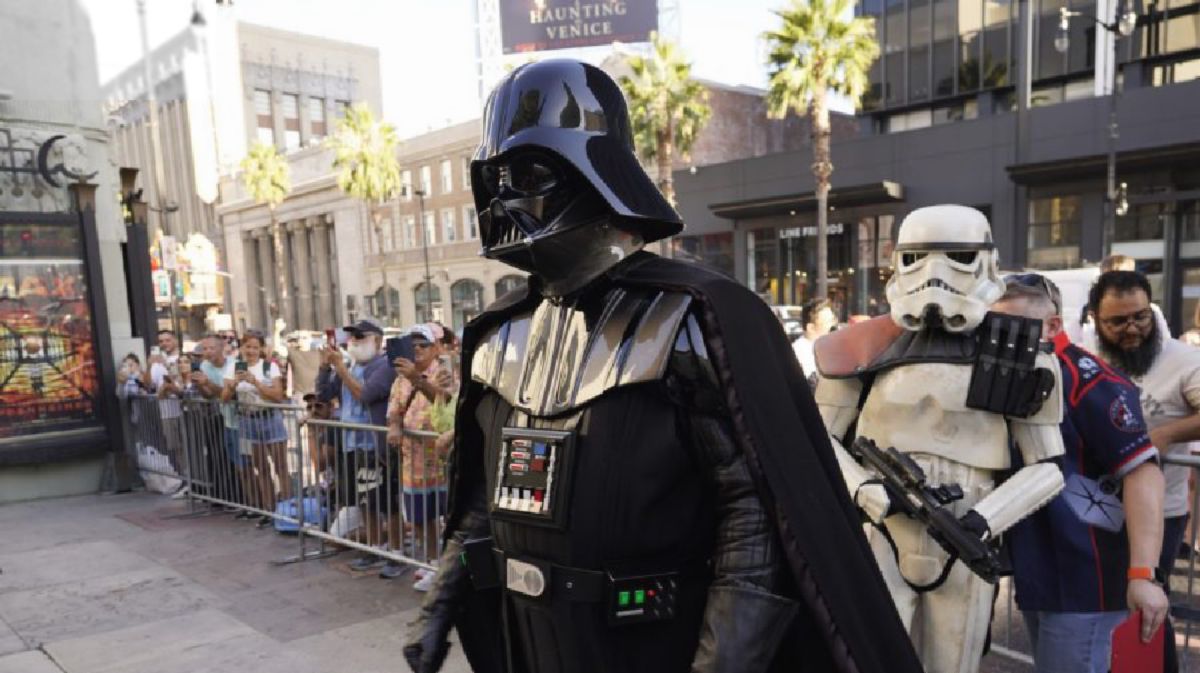 Pria Berbaju Darth Vader Bela Kamera Flock di Dewan Kota San Diego