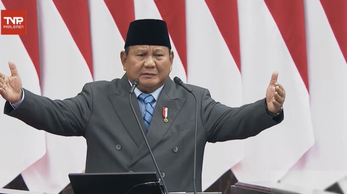 > melalui pembangunan smelter dan industri pengolahan dalam negeri.