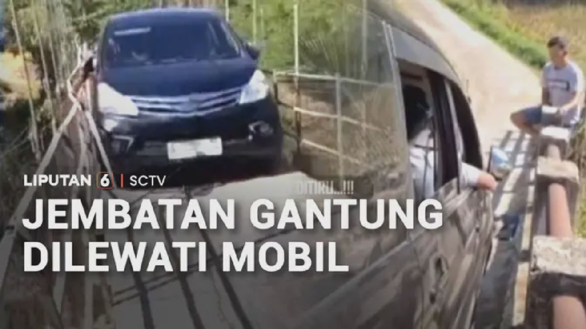 Minibus Nekat Lintasi Jembatan Gantung, Warga Resah Keselamatan Terancam