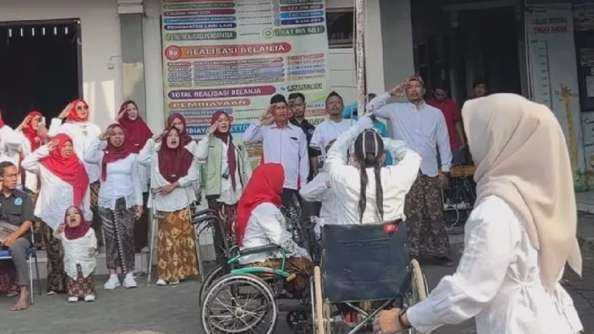 Kudus — Petugas Difabel Kibarkan Merah Putih di Peringatan HUT RI