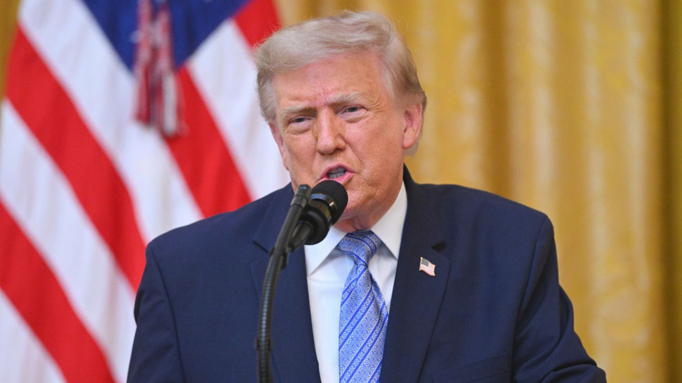 Trump Klaim China Curi Data 220 Juta Pemilih AS 2020