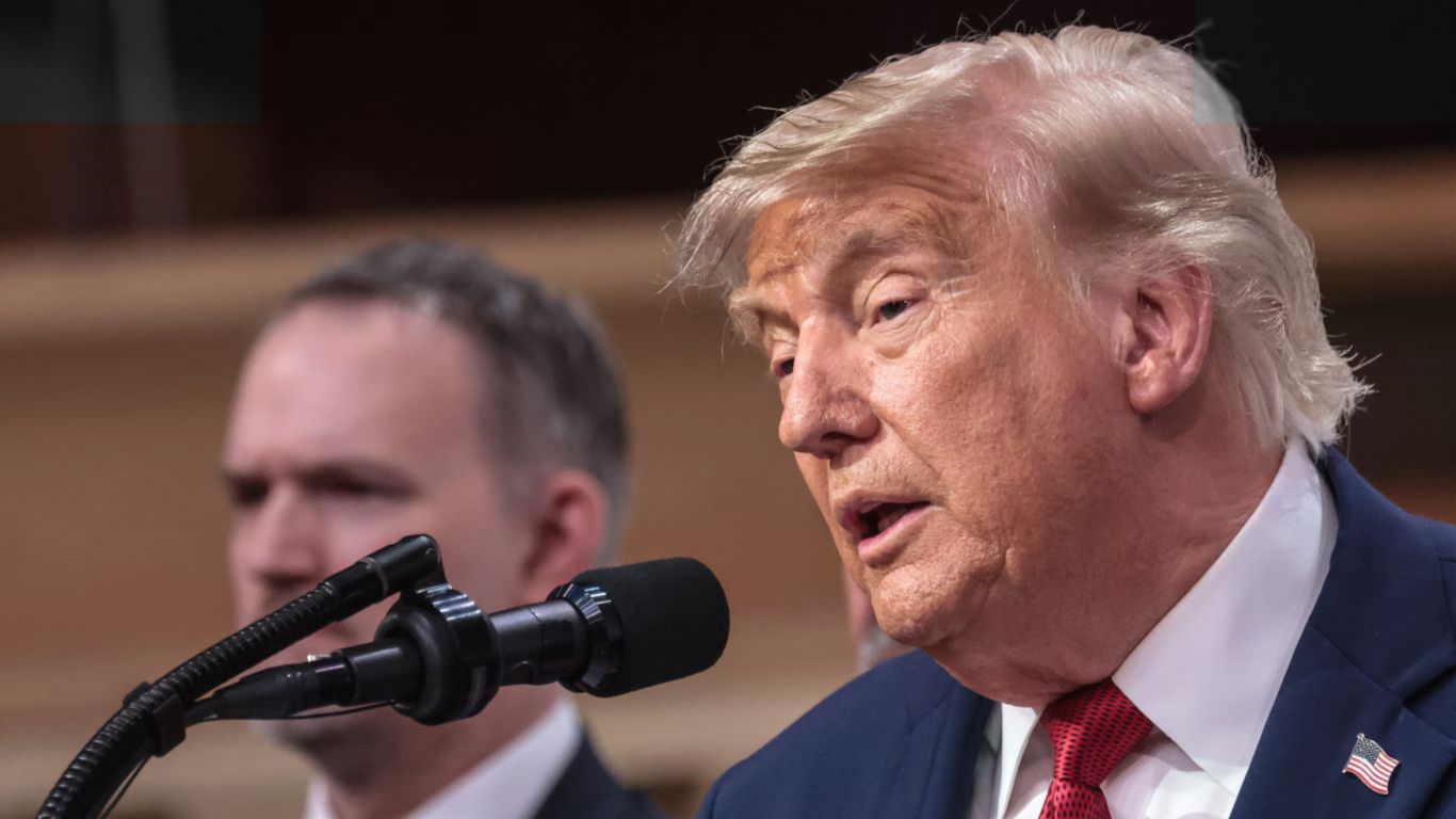 Trump Kenakan Tarif Baru Barang Brasil, Iran Bebaskan Tahanan AS