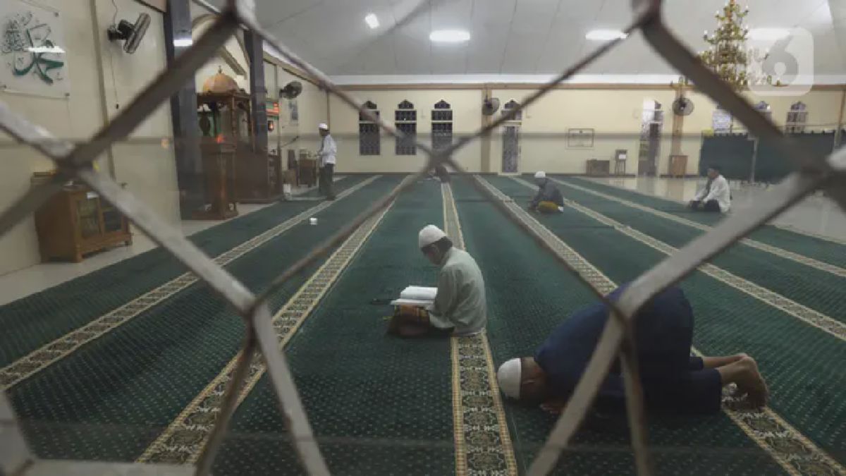 Warga Karawang Berburu Lailatul Qadar dengan Itikaf di Masjid