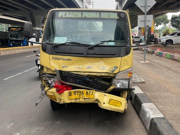 Truk Terobos Lampu Merah Tabrak Pemotor di Cibubur, 1 Orang Tewas