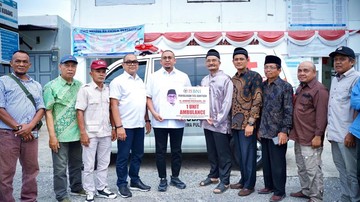 Andre Rosiade Serahkan Ambulans untuk Warga Nagari Kubang