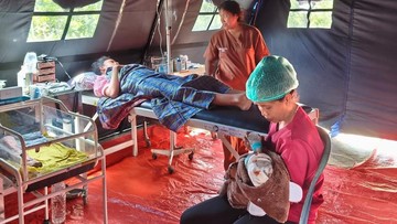 Gempa NTT, Bayi Laki-Laki Ini Lahir Selamat di Tenda Karang Taruna