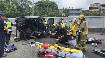Tesla dan VW Berhenti di Jalan Tol Picu Kecelakaan Maut